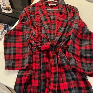 Geoffrey Beene Red and Black Plaid fleece Robe